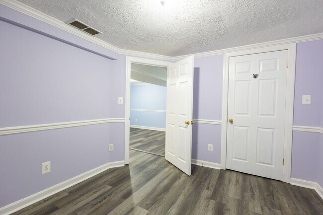 Building Photo - Cozy 3 BR/2 BA Single-Family Home in Halet...