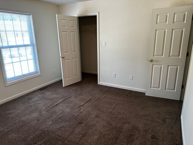 Building Photo - 3334 S Oaklawn Cir