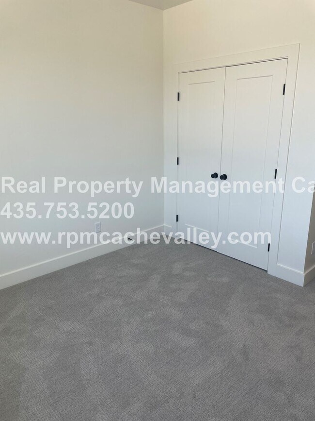 Building Photo - Gorgeous 3 br 2 bath home in Hyde Park! Ha...