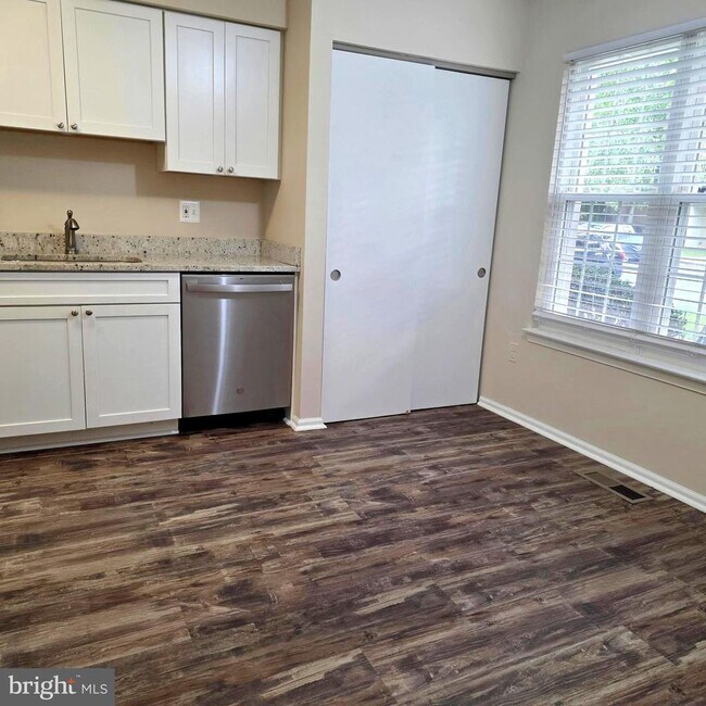 Building Photo - 17325 Sandy Knoll Dr