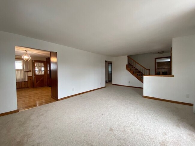 Building Photo - Welcome to this charming three-bedroom, tw...