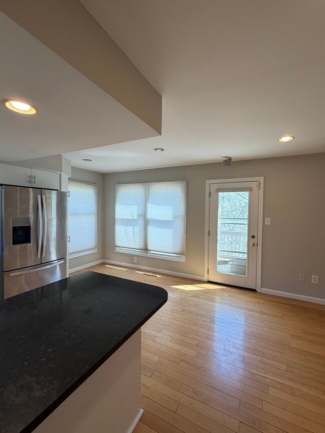 Building Photo - 3BR - WOODED VIEWS • FINISHED BASEMENT • BONUS LOFT • TE SCHOOL DISTRICT