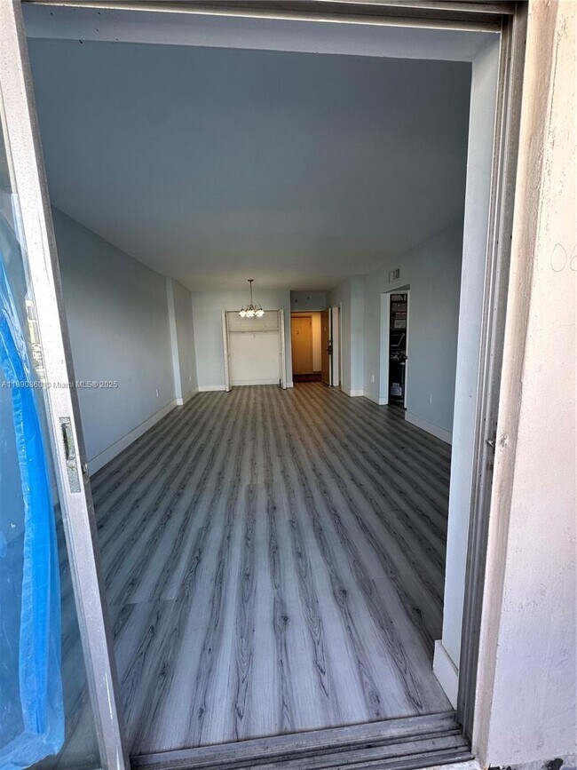 Building Photo - 400 Kings Point Dr