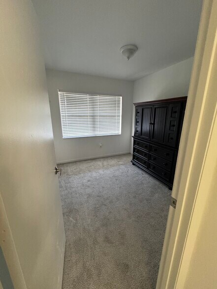 Building Photo - 1401 NE 14th Ct