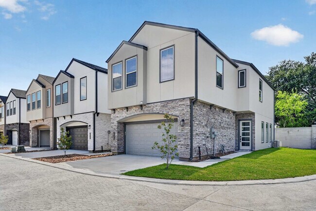 Building Photo - 2908 El Fenice Ln