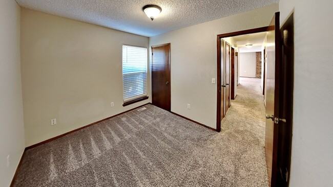 Building Photo - Lovely 3 Bedroom 2 Bath Home in Western He...