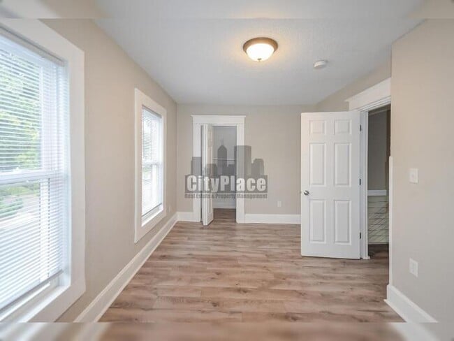 Building Photo - 3553 N Kenwood Ave