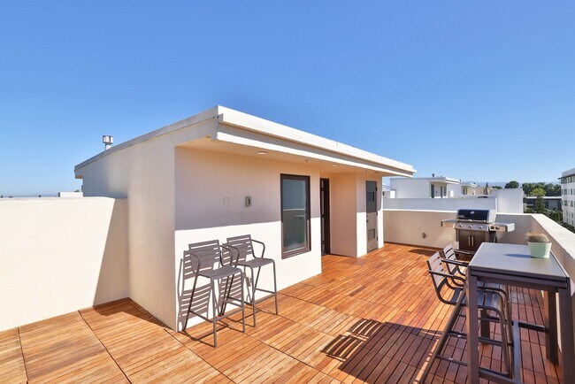 Building Photo - Modern 3-Bedroom Townhome with Rooftop Dec...
