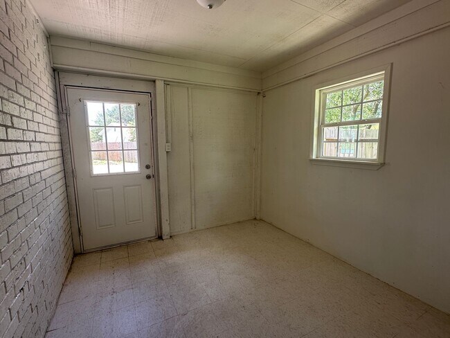 Building Photo - Ready for move in