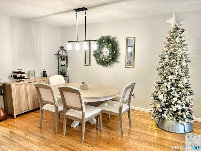 Building Photo - 208 Flax Hill Rd