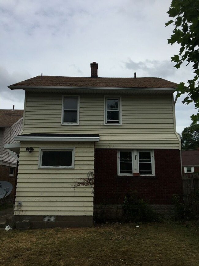 Building Photo - Awesome 3 BR 1 Bath Home with off street p...