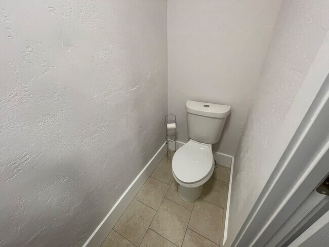 Building Photo - 6 Bedroom/2.5 Bath Home in North Fort Coll...