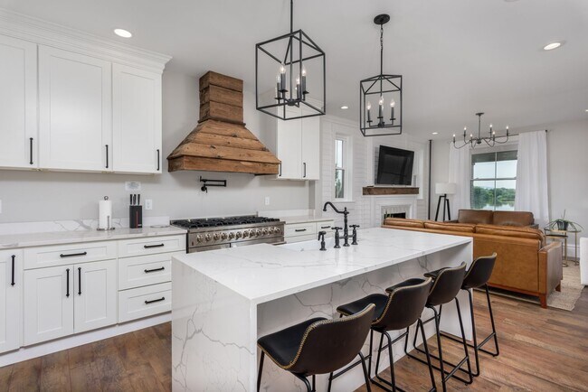 Building Photo - 608 N Front St