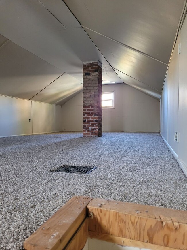 Building Photo - Supper cute 3 bedroom 1 bath house. This house has lots of charm.  The upstairs is one big bedroo...