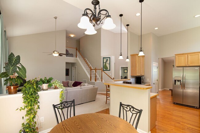 Building Photo - Spacious 4 bedroom home close to Southpoint! Available October 1st