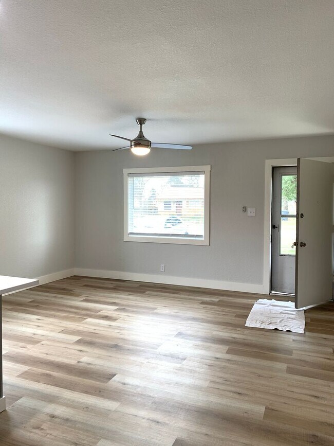 Building Photo - 3014 Parkwood Rd