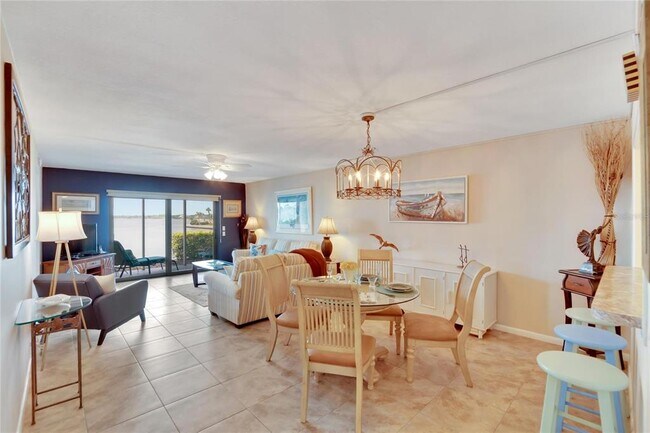 Building Photo - 7700 Sun Island Dr S