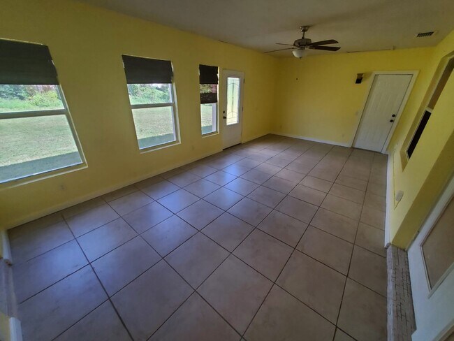 Building Photo - 1049 SW Ingrassina Ave