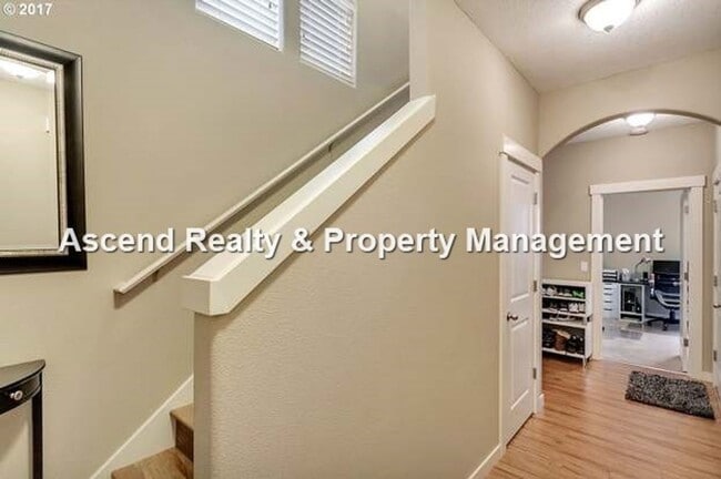 Building Photo - **Move In Special** Heart of Hillsboro HiTech 3 Bed Townhome Attached Garage 1 Small Pet w/Pet Rent