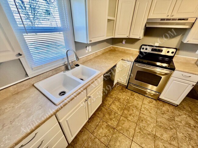 Building Photo - ADORABLE and CLEAN home in KCK-Available N...