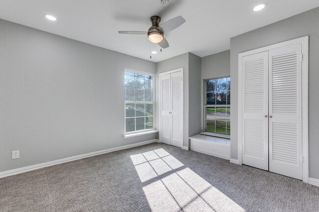 2nd bedroom Looks out onto street - 8738 Glencrest Ln