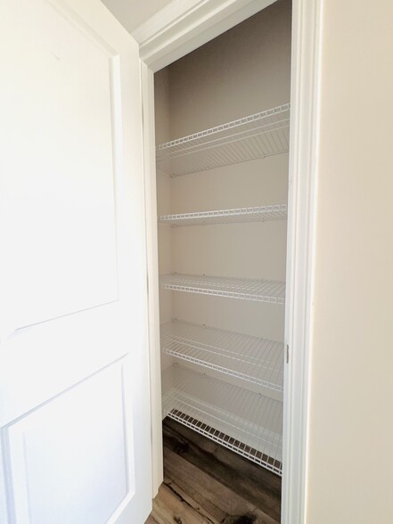 Linen Closet - 15313 Ballancroft Pky