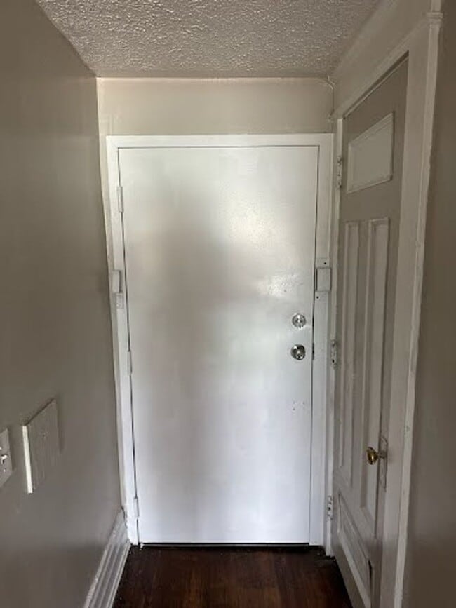 Building Photo - Ready to move in 2 bedroom apartment