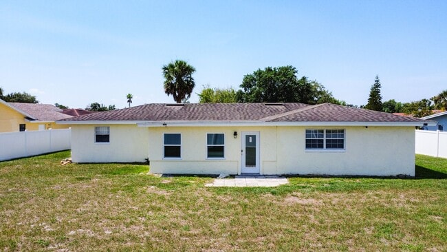 Building Photo - 3 Bedroom Home in Poinciana