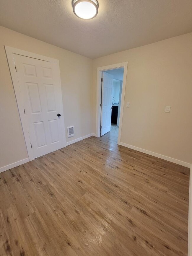 Building Photo - 1912 20th St NE