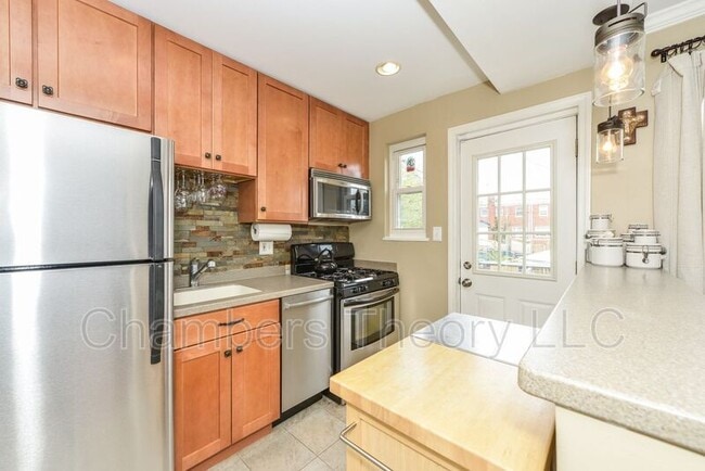 Building Photo - 629 S Henry St