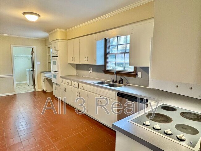 Building Photo - 2913 Sumter Ave