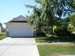 Building Photo - Must See!!!