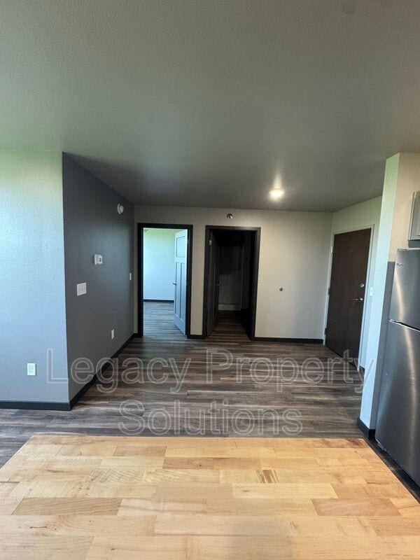Building Photo - 220 E Greenfield Ln