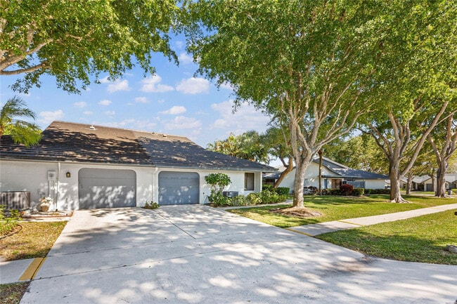 Building Photo - 5051 Pine Dr