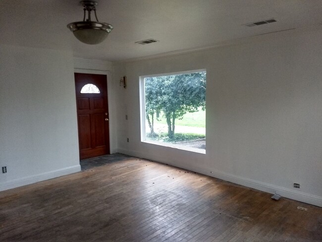 Building Photo - 6+ Bdrm Home Built 1895.  Close In.  With ...