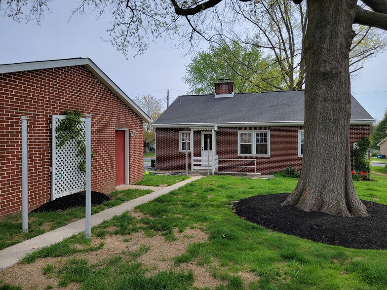 Building Photo - 137 N Hoover St