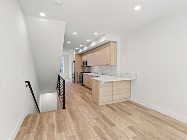 Building Photo - Beautiful Greenwood Townhome with Rooftop ...