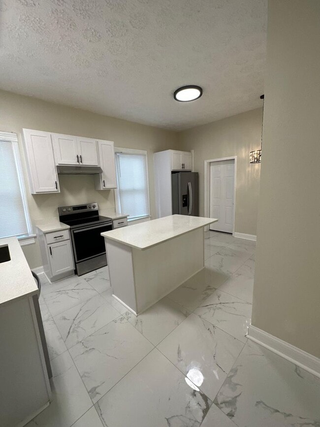 Building Photo - Fully Renovated 4/1-Single Family  Availab...