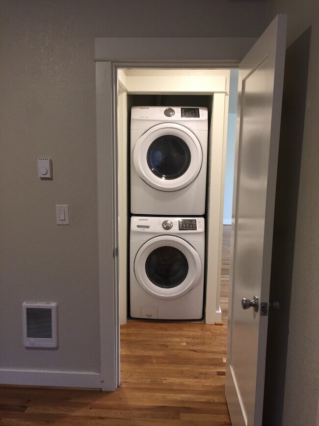 Building Photo - Remodel Spacious Private 2br Hardwoods Qua...