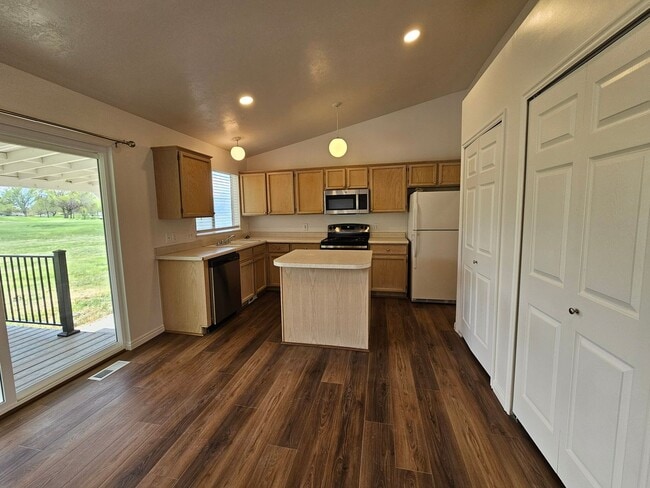 Building Photo - Beautifully Remodeled 4 Bed / 2 Bath Home in Stansbury Park