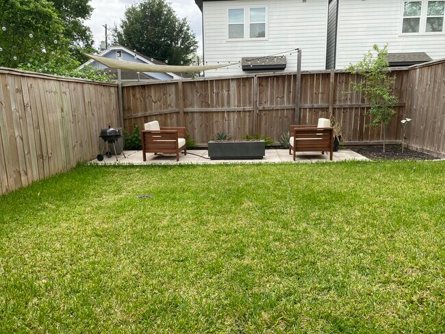 Building Photo - 2413 Chapman St