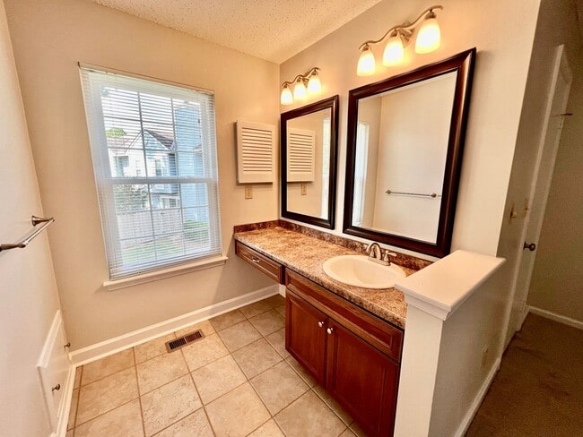 Building Photo - Updated & Ready 11-06-25! Charming Condo i...
