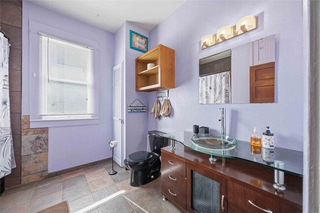 Building Photo - 405 W Drew St