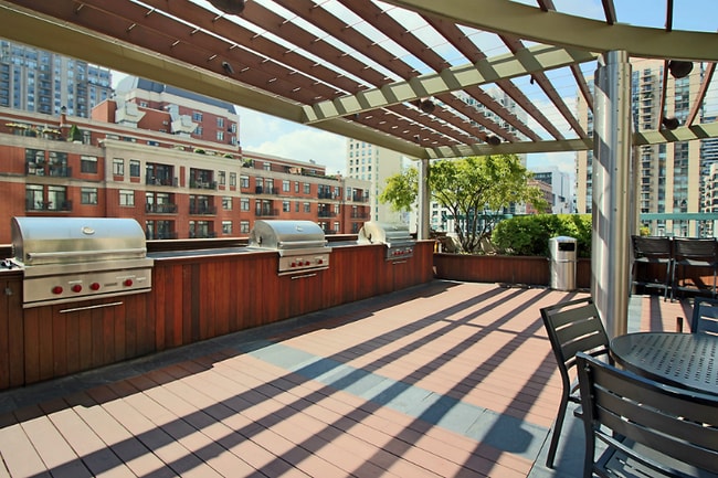 Building Photo - 711 N Dearborn St