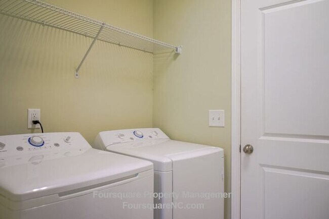 Building Photo - Charming End-Unit Townhome with Bonus Room, Screened Porch & 2-Car Garage – Convenient to RTP, RD...