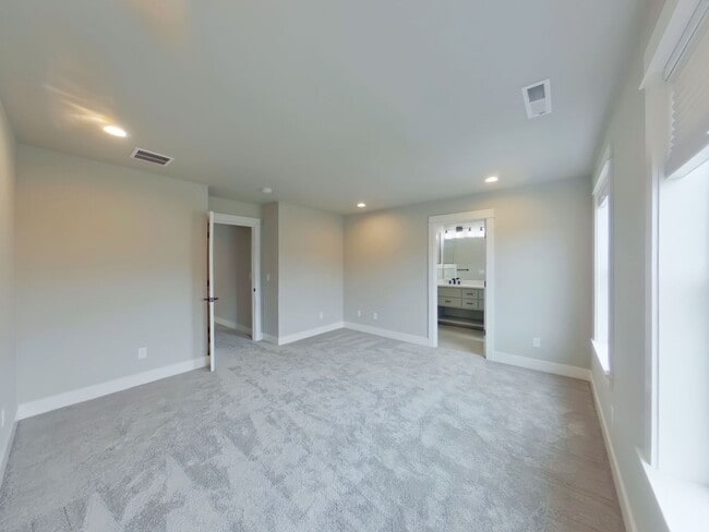 Building Photo - Newer home in The Nines in North Gilham