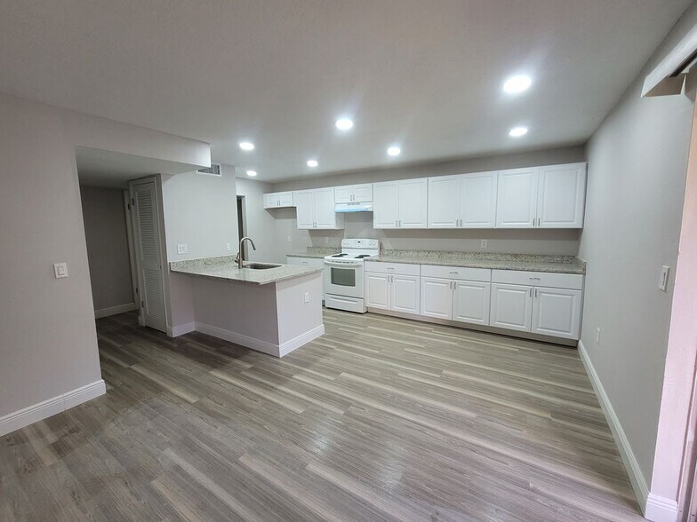 Building Photo - 1160 Calle Del Norte