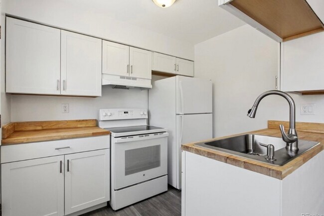 Building Photo - 9120-9122 Osceola St