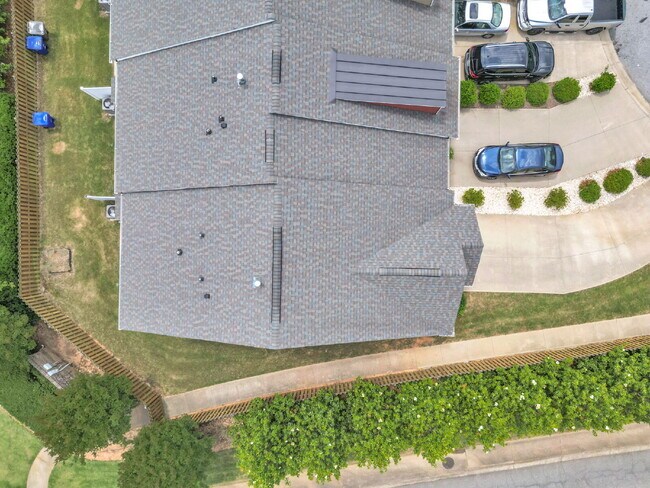 Building Photo - Stylish 3BR/2.5BA END-UNIT Townhome with Garage in Camelot Townes! $1,650/mo rent