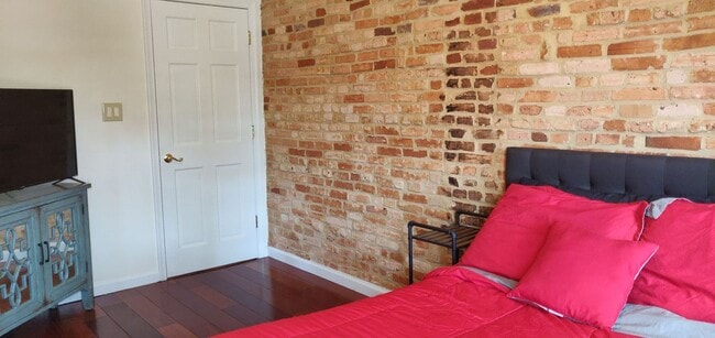 Building Photo - Chamring 2-Bedroom Locust Point Townhome w/ Deck